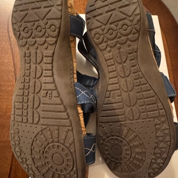 Ladies size 9 Beartraps Sandals - Picture 2 of 2